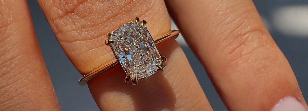 Engagement ring on the hand, Ela Gabriel studio
