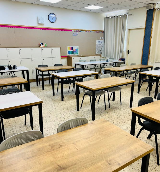 שולחנות יחיד, שולחנות זוגיים ושולחנות לשלושה בהתאמה לצרכים בתוספת כסאות צבעוניים