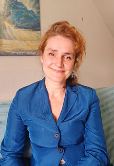 my counselling headshot_edited.jpg