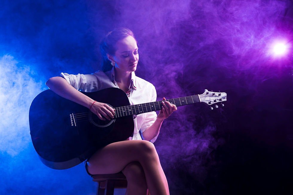 Foto de Freepik - Mujer cantando con guitarra