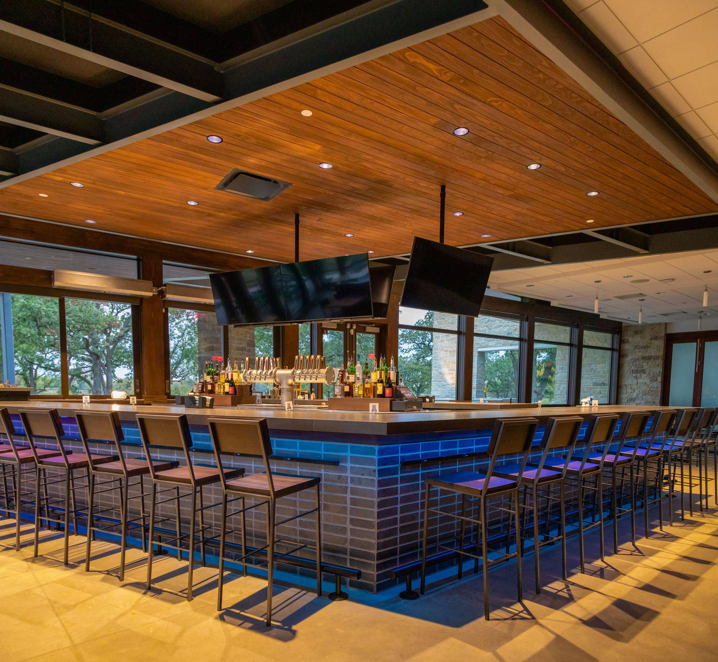 accoya-wood-interior-clubhouse-ceiling-bar-oak-meadows-chicago-2