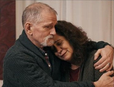 Pam and David Lansbury as Holly & Hugh Molletti in "He'll Be Home for Christmas"