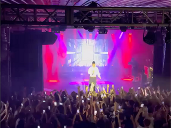 benno! on his LUV NEEDS HATE Tour 2026 across the DACH region, supported by automated followspotting with zactrack mini.. Screenshot from video © Luca Ernstmeier