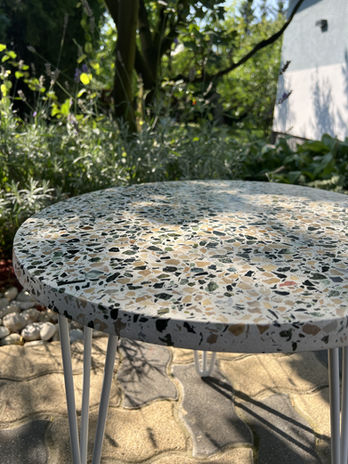 kerek terrazzo dohányzóasztal a kertben
