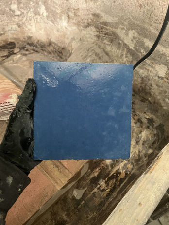 kék terrazzo mintalap kézben tartva