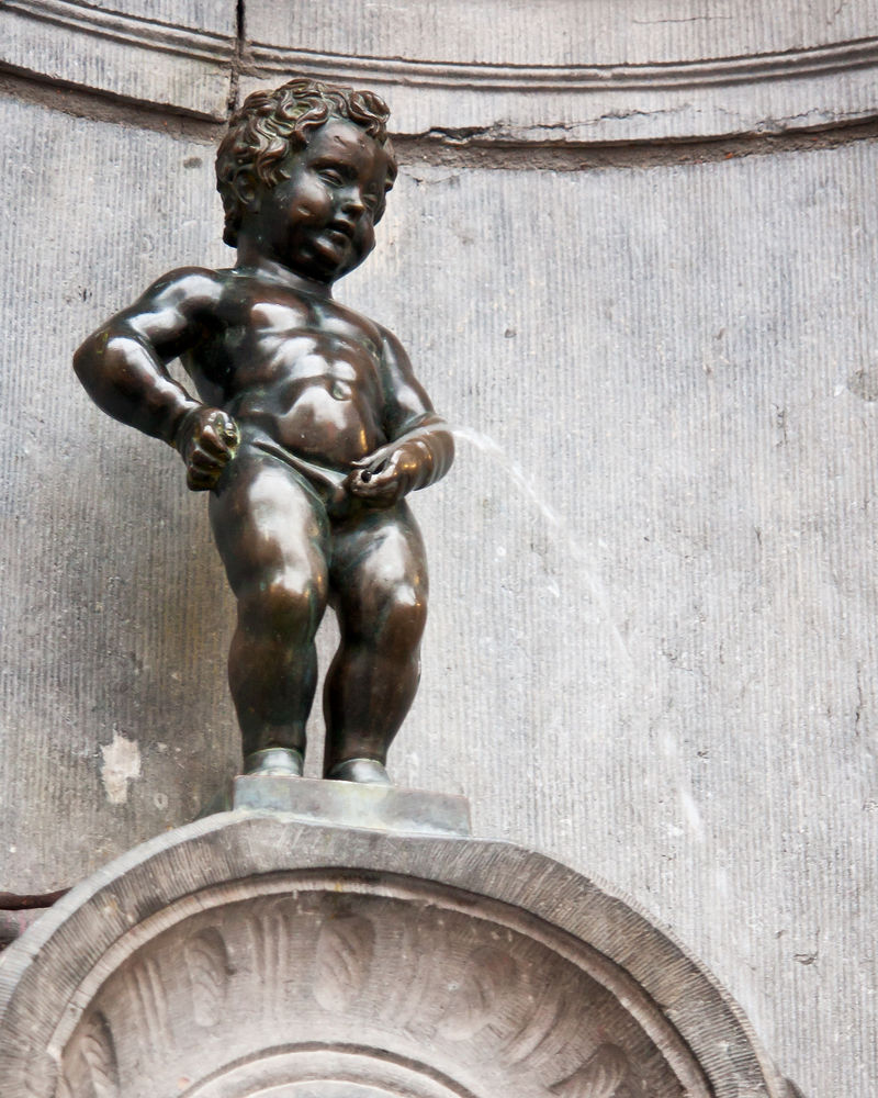 Durant votre visite de Bruxelles, vous marcherez probablement dans le centre... et croiserez la fameuse statue du Manneken-pis !