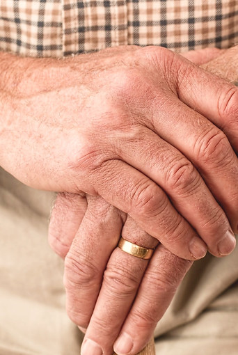 hands-walking-stick-elderly-old-person_e