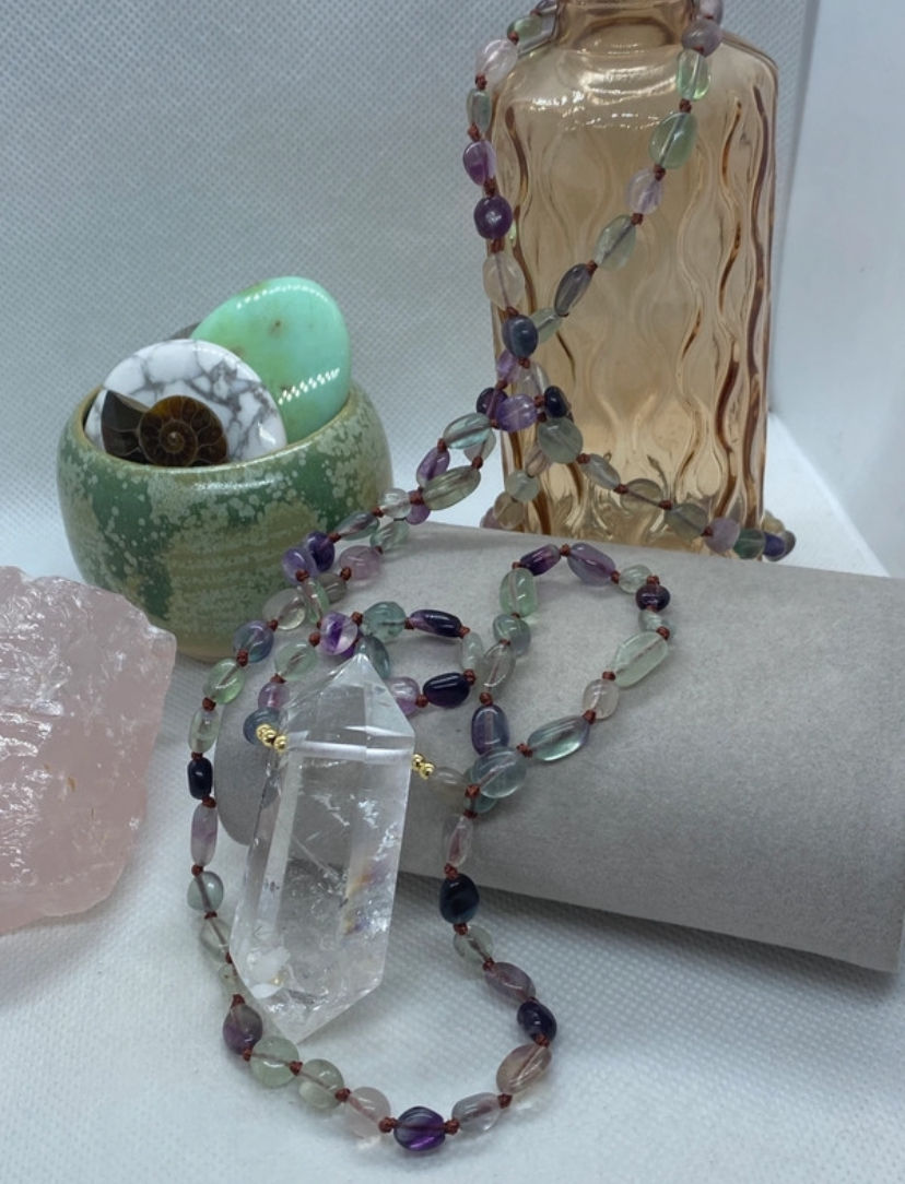 Thumbnail: Sautoir CLARA en perles Fluorite et pendentif quartz