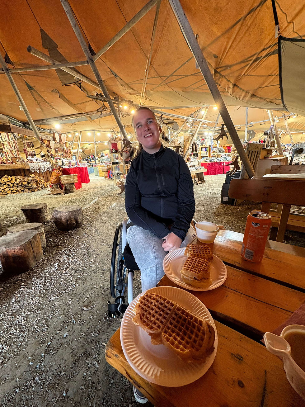 Pause im Sami-Zelt: Frische Waffeln und ein Stück nordnorwegische Kultur.