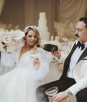 Château Agata_Hochzeit_Brautleute_Schaumwein (3).jpg