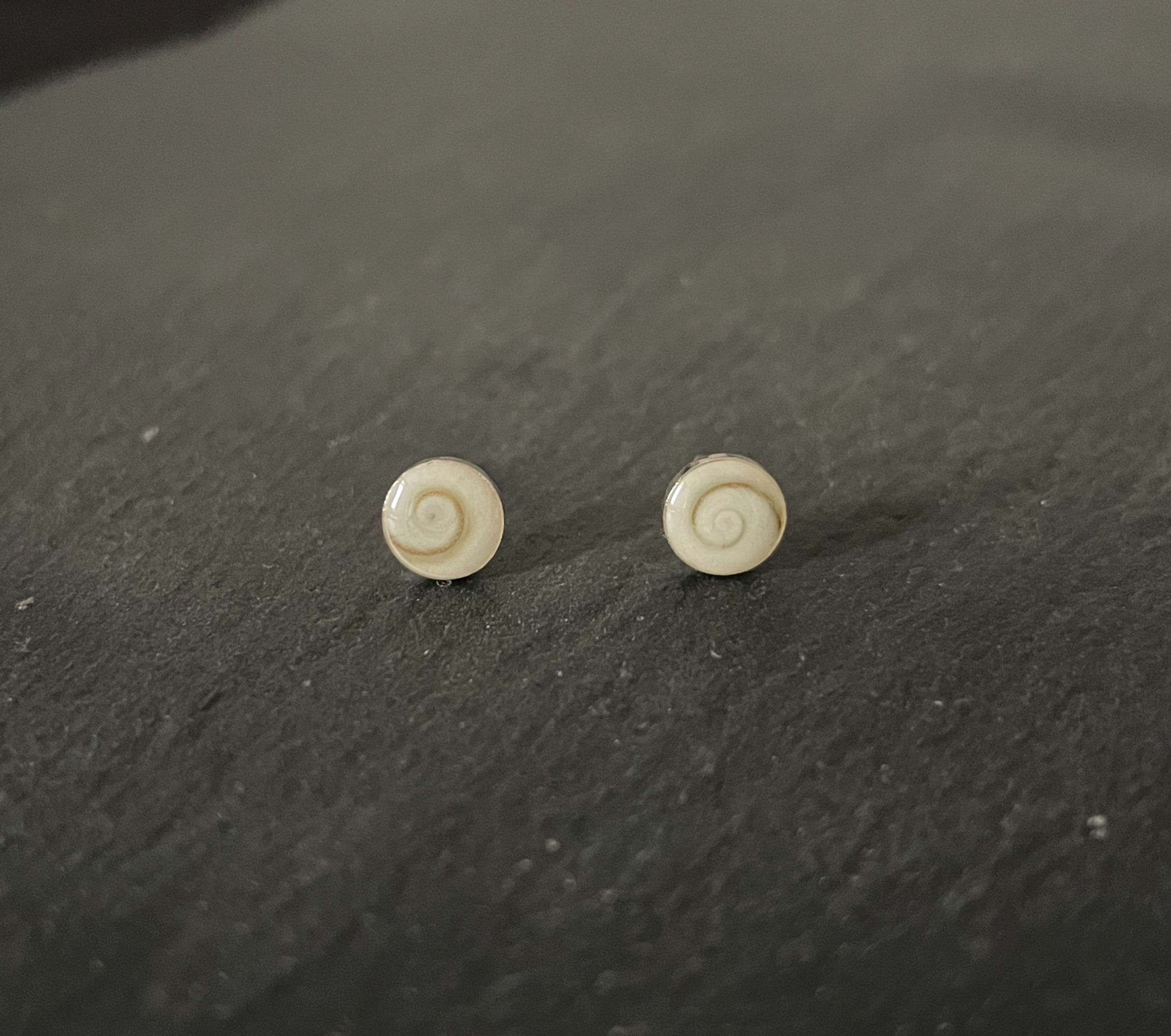 Shiva Shell Round Stud Earrings