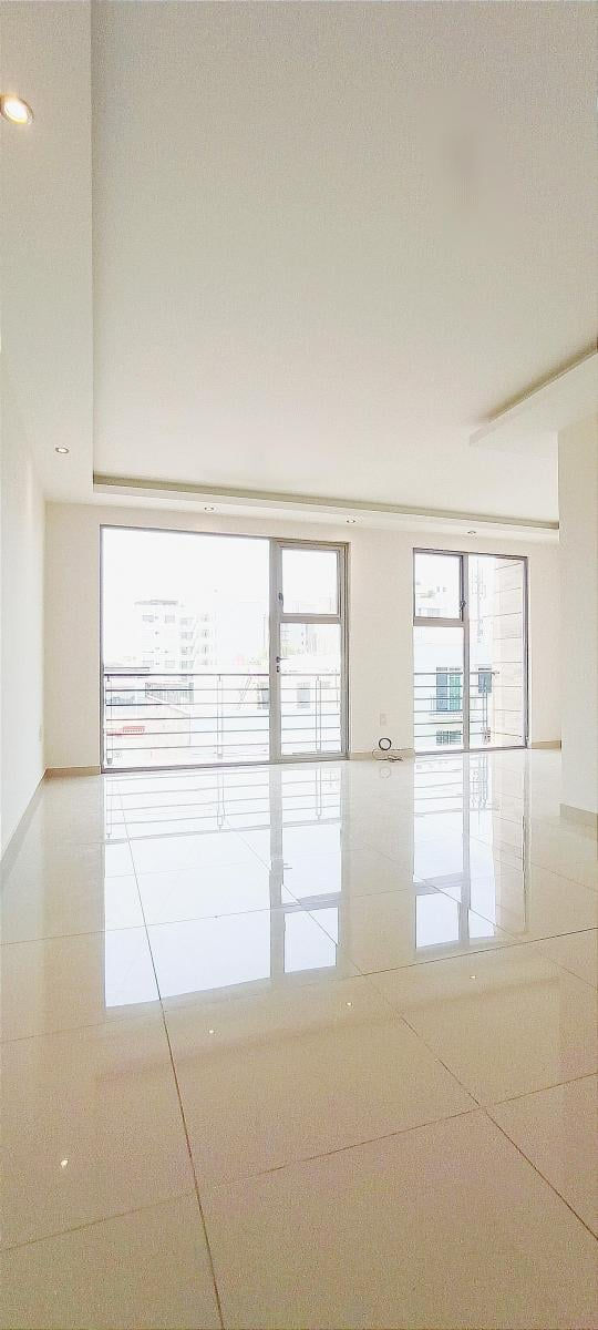 Estancia con balcón