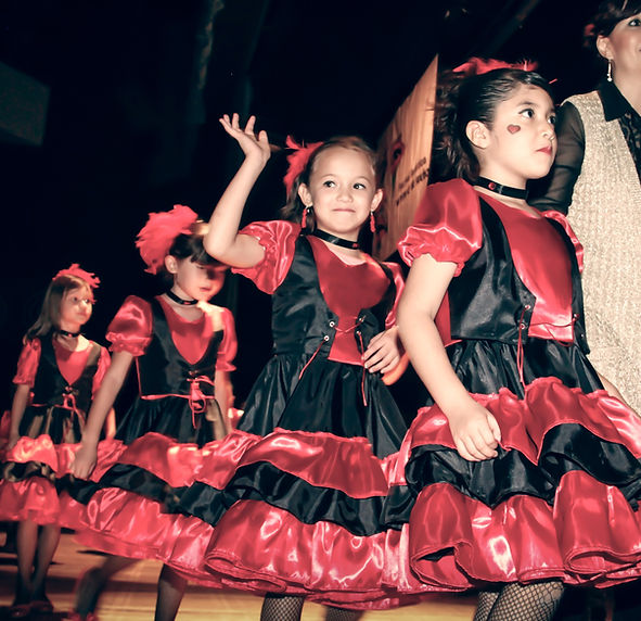 Niñas en un festival artistico del Colegio.