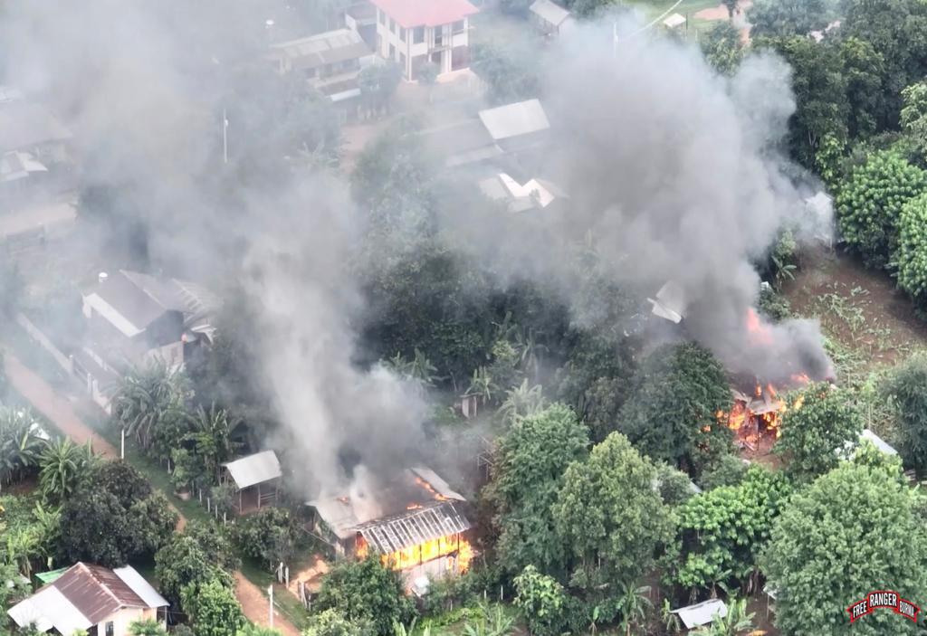 Daw Nye Ku village on fire as villagers are in hiding.