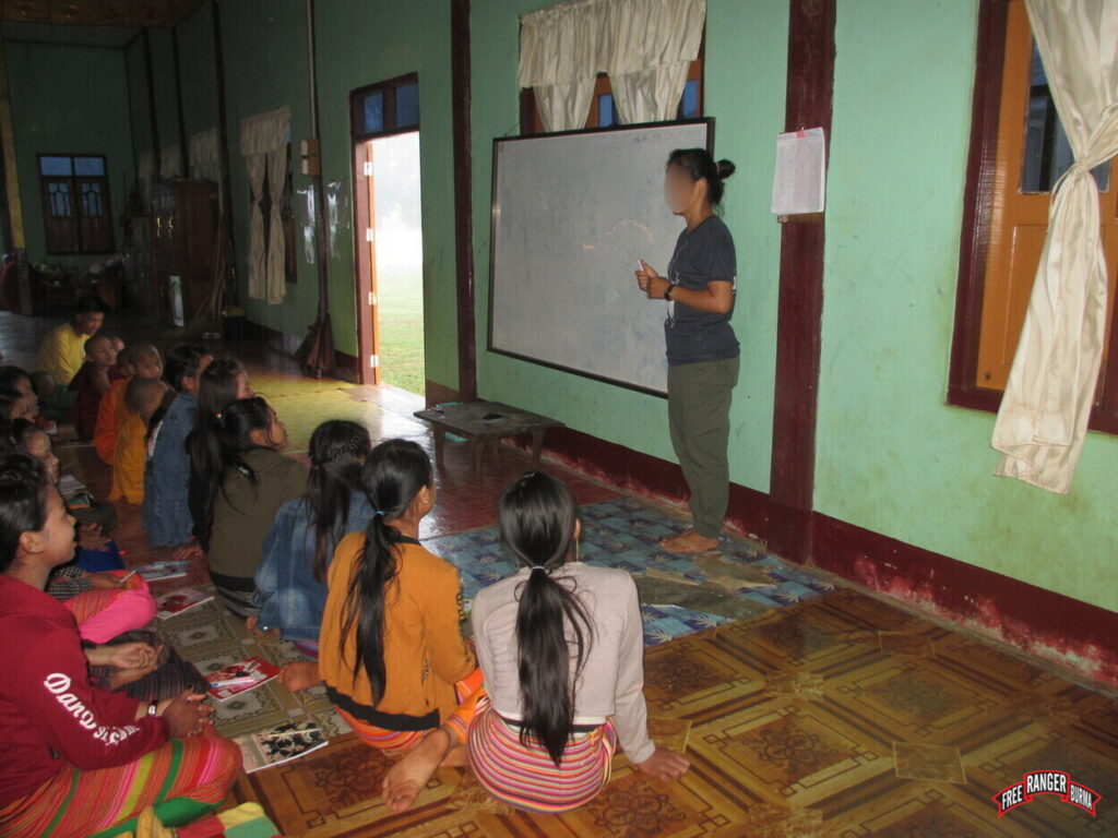 Nu teaching IDPs in Shan State.