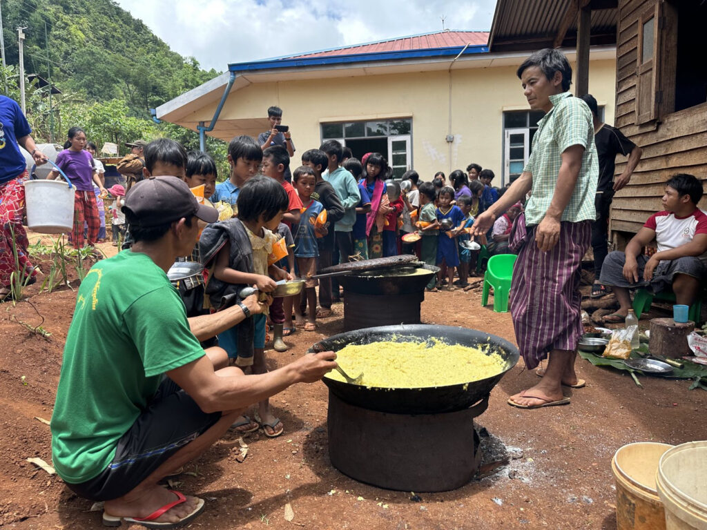 The Karenni Ranger team prepares a lunch for IDP children who came for a GLC program.