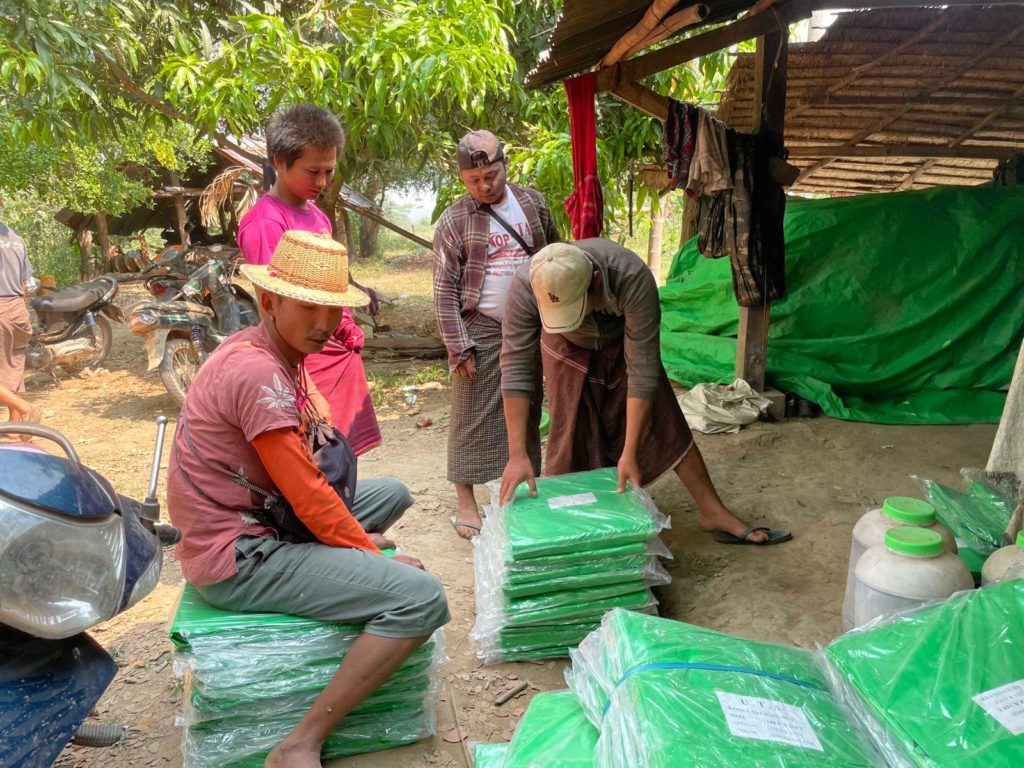 Distributing tarps for Lin Bin We IDPs.