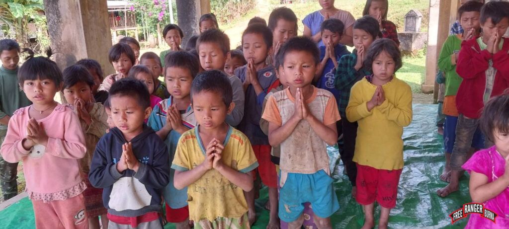 IDP children praying at a GLC program.