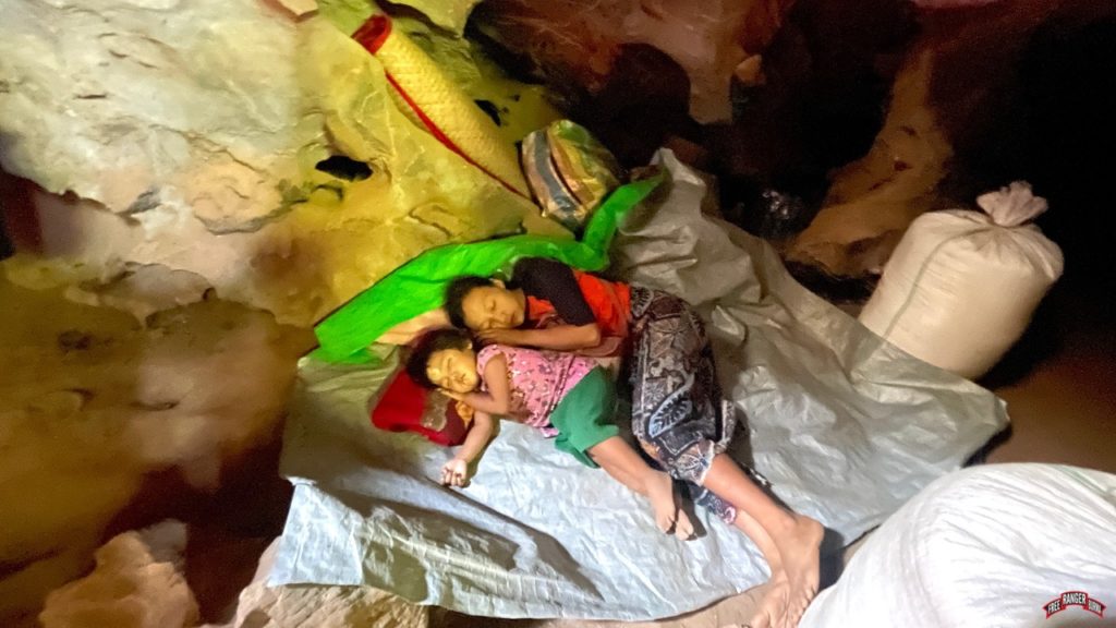 လိုဏ်ဂူထဲတွင် မောပန်းနွမ်းနယ်နေသာ မိခင်နှင့် သမီးငယ်။