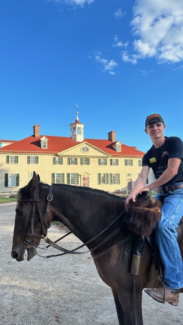 Pete in front of Mt. Vernon.