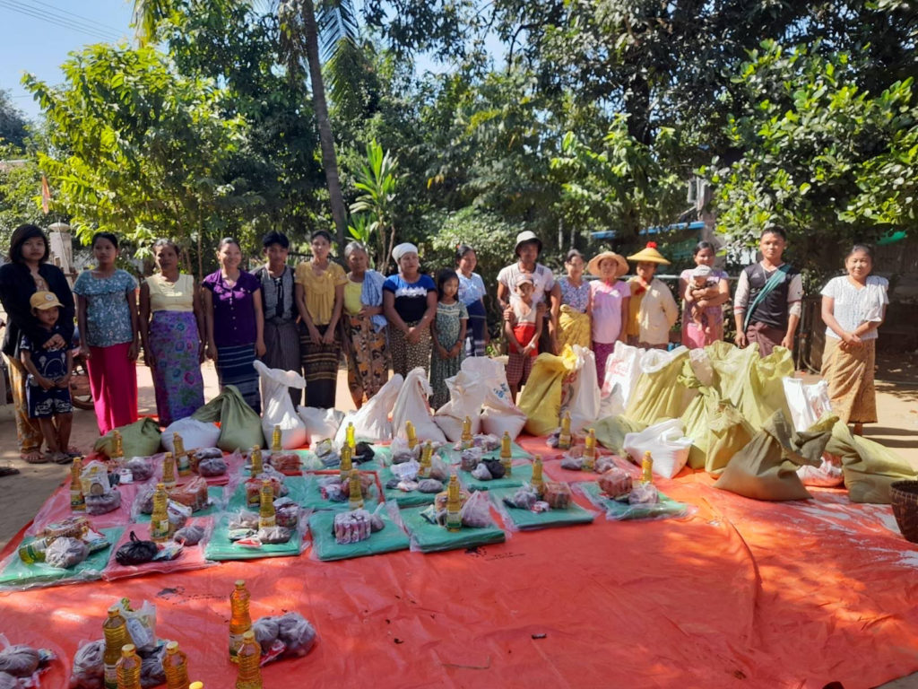 Food distribution to IDPs.