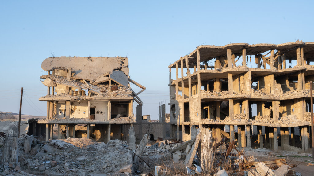 Kobanê, a symbol of resistance against ISIS, now faces an uncertain future. In the background, the Turkish border serves as a constant reminder of the looming threat of another invasion. This city, renowned for its unprecedented defense, stands at a crossroads once again, as attacks and threats from Turkey and its mercenaries continue to escalate.