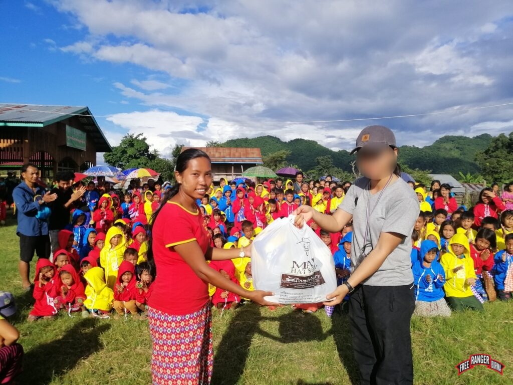 Nu giving supplies to IDPs in Shan State.