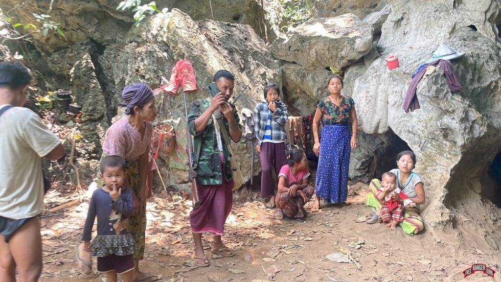 ကျွန်ုပ်တို့ အဖွဲ့နှင့် ကယ်ဆယ်ရေးအတွက် ရေဒီယို ဆက်သွယ်ရေးတွင် ပူးပေါင်းနေသာ ရွာသားများ။