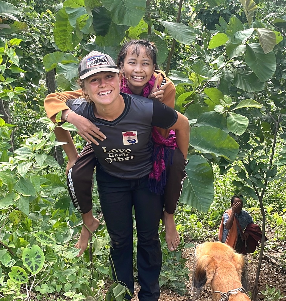 Suu carries wounded Karenni girl