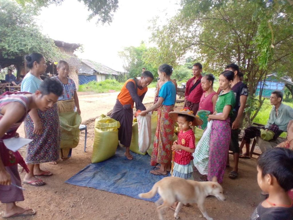 Local community distributes rice to IDPs.