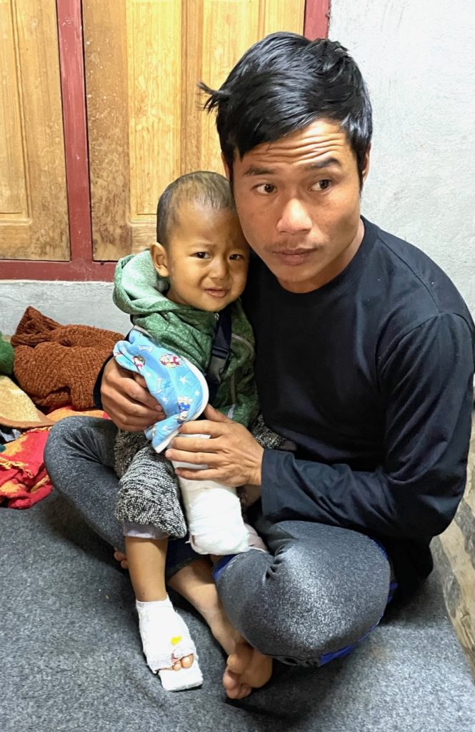 Baby in Karenni wounded by Burma Army mortar, mother in serious condition.