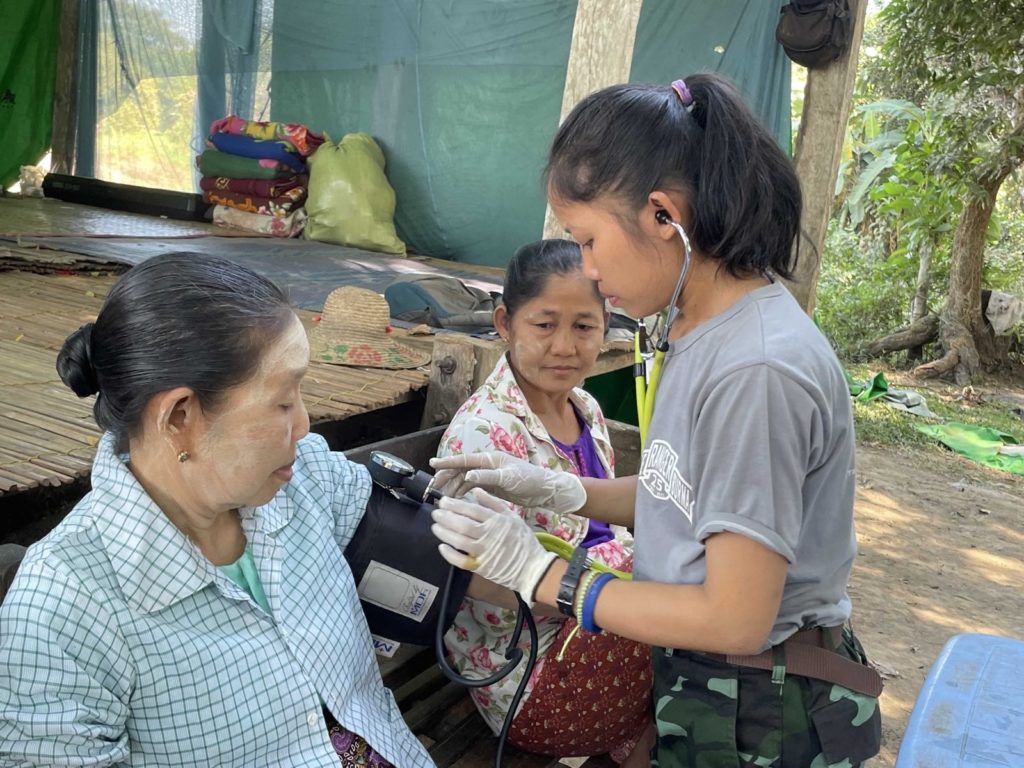 FBR-trained medics offer aid to IDPs from Kale Maw, Ma Pee Poe and Ma Pee Doh villages.