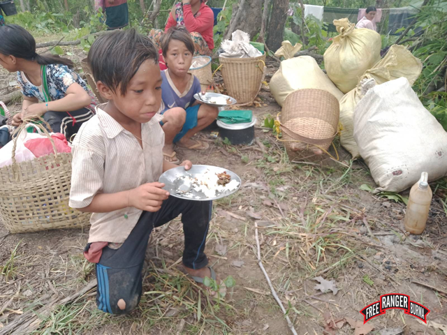 IDP children eating in the jungle