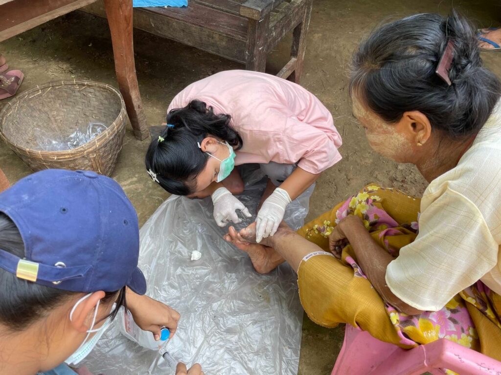 FBR medics treat IDPs in Karen State.