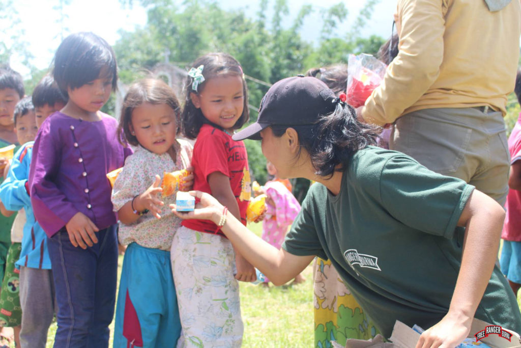 Ranger distributes snacks for lunch during a GLC trip in Maw Thi Do Village. 