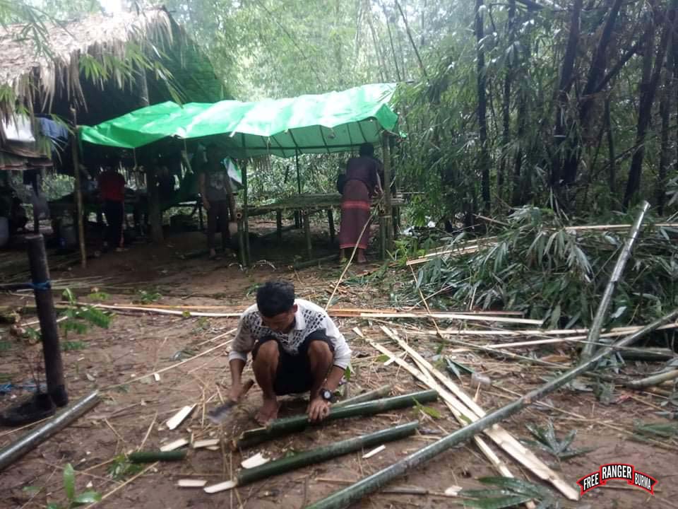 IDPs build shelters in hiding