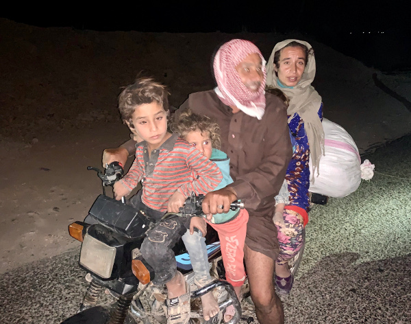 fleeing Syrian family on motorbike (600)