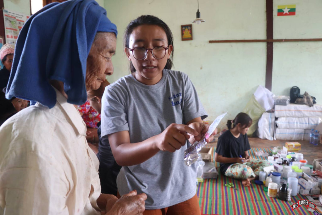 Ranger explaining the prescribed medication to an IDP in Soung Yee Village. 