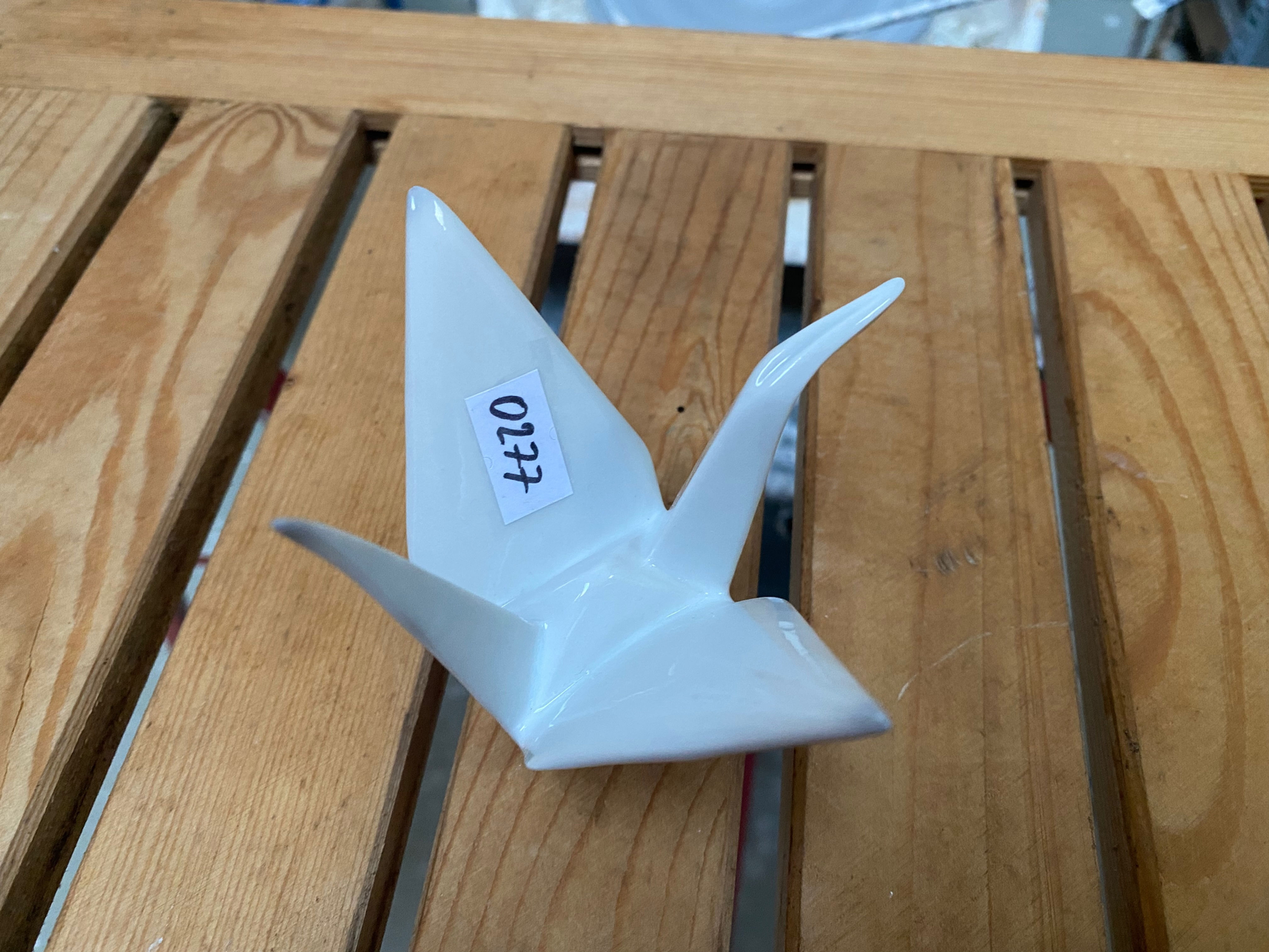Volně stojící origami jeřáb - vada na kráse