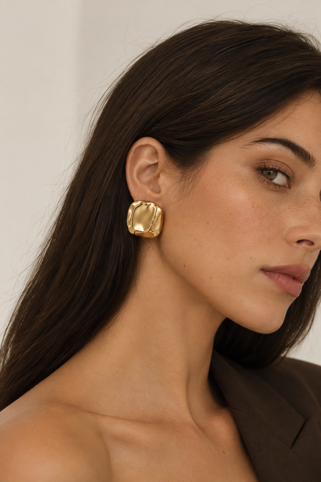 Brinco Quadrado Dourado e Prata Martelado