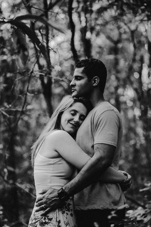 Ensaio de casal, ensaio de casal na natureza, fotografia criativa de casal, pre wedding, pos wedding, casamento intimista, destination wedding, black and white, fotografia preto e branco, belo horizonte, minas gerais.