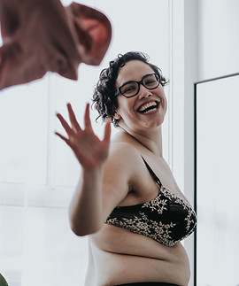 ensaio sensual descontraído e natural, mulher confortável, sorrindo, com boa autoestima