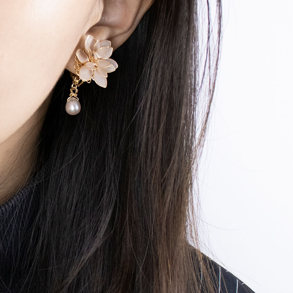 Thumbnail: ＜PALE SILVER＞ VERA HIGGINS｜Pearl Earrings