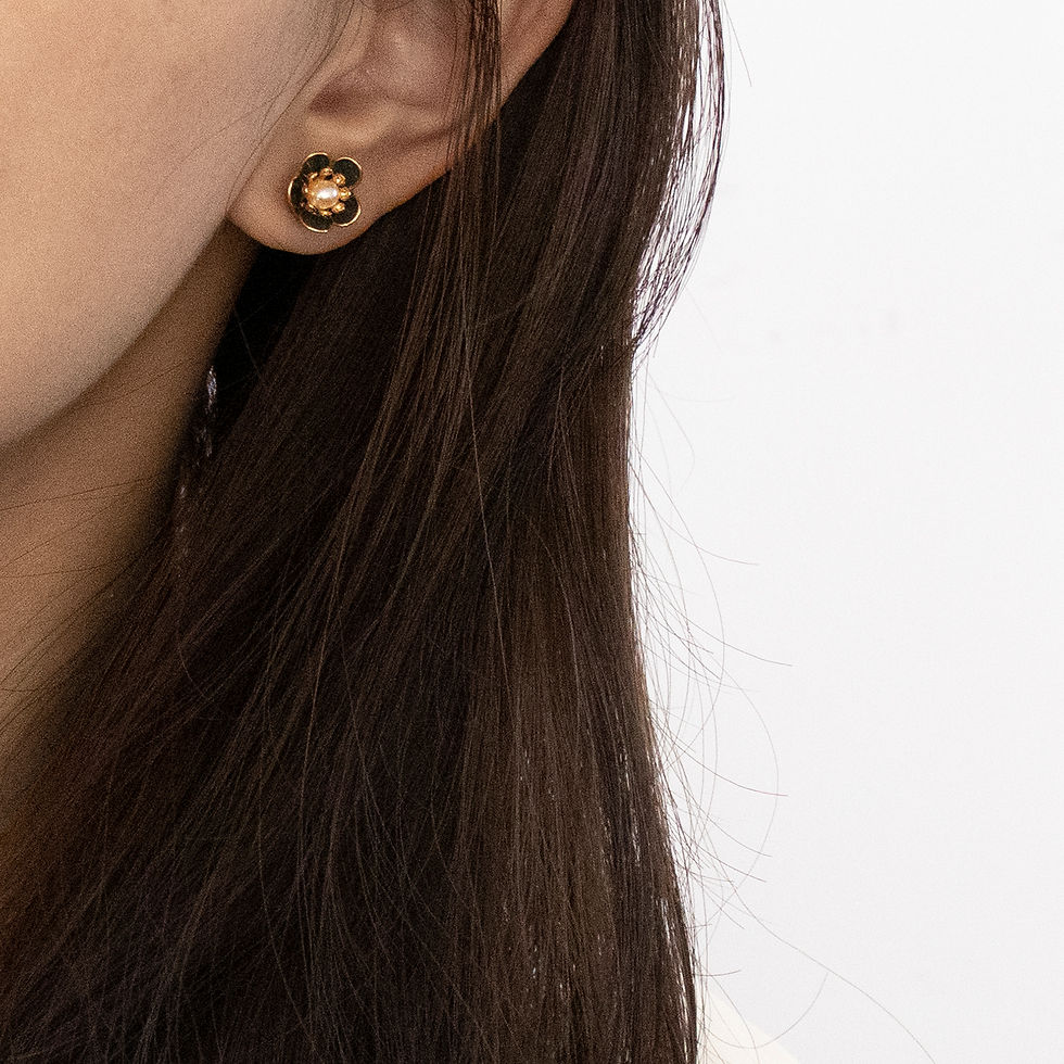 Thumbnail: ＜BLACKISH GREEN＞ MINI PLUM BLOSSOM｜Pearl Earrings