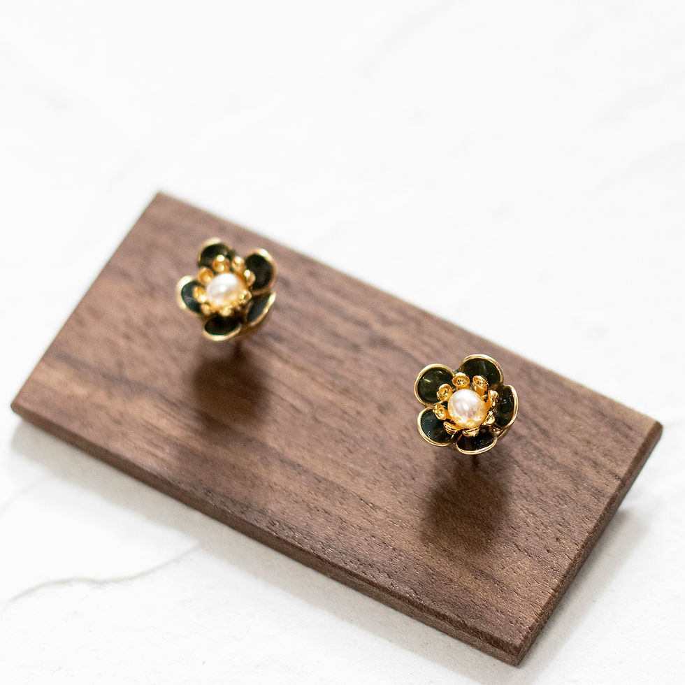 Thumbnail: ＜BLACKISH GREEN＞ MINI PLUM BLOSSOM｜Pearl Earrings