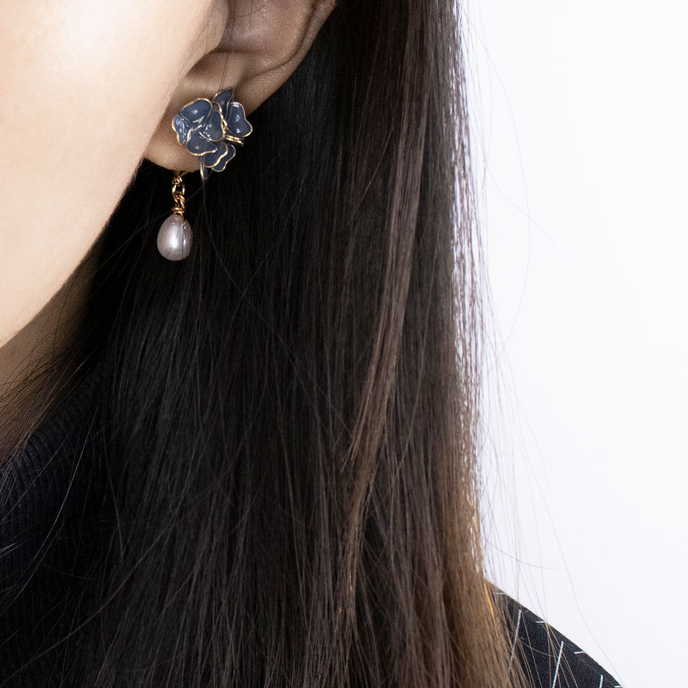 Thumbnail: ＜QUEEN BLUE＞ LUCKY CLOVER｜Pearl Earrings