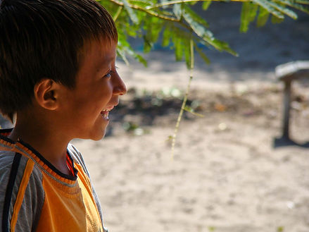 Niño ecuatoriano sonriendo
