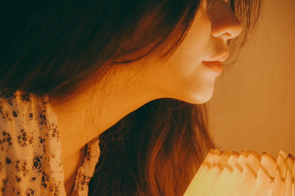 子育てで悩む母親のイメージ - 夫婦のすれ違いに悩んでいる