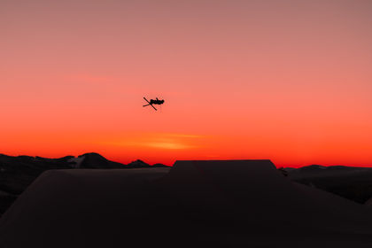 Skiløber lave tricks i luften på stort hop