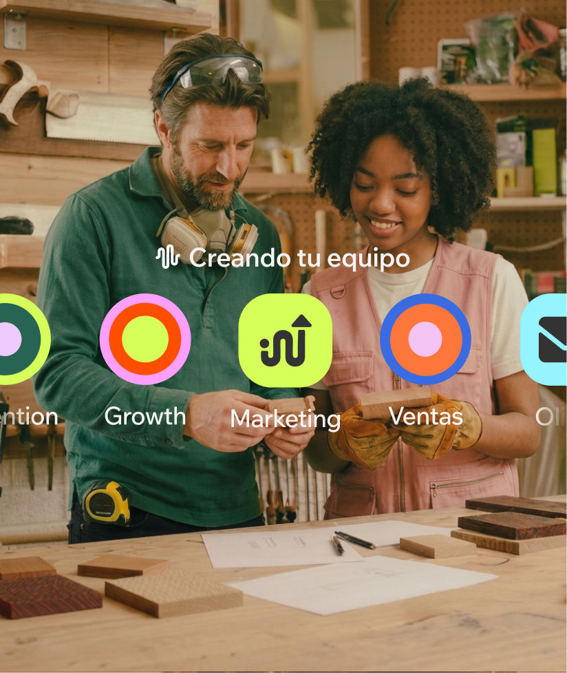 Dos personas trabajando en un taller con iconos superpuestos que representan retención, crecimiento, marketing y ventas.